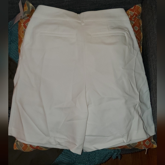 City Shorts in Cream (NWT) - Picture 6 of 8